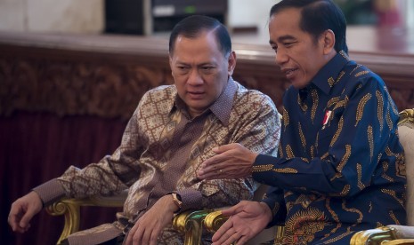 Presiden Joko Widodo (kanan) berbincang dengan Gubernur Bank Indonesia Agus Martowardojo (kiri) saat menghadiri acara peluncuran Strategi Nasional Keuangan Inklusif di Istana Negara, Jakarta, Jumat (18/11). 