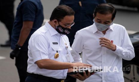 Presiden Joko Widodo (kanan) berbincang dengan Gubernur DKI Jakarta Anies Baswedan seusai meninjau kesiapan penerapan prosedur standar New Normal di Stasiun MRT Bundaraan HI, Jakarta, Selasa (26/5/2020). 