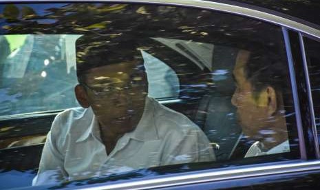 President Jokowi (right) accompanied by NTB Governor TGB Zainul Majdi (left) when he arrives to give symbolic assistance to earthquake victims in Pemenang Barat Village, Pemenang District, Tanjung, North Lombok, NTB, Sunday (Sept 2).