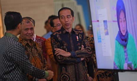 Presiden Joko Widodo (kanan) berbincang dengan Ketua KPK Agus Rahardjo (tengah) dan Wakil Ketua KPK Laode M Syarif ketika menghadiri peringatan Hari Anti Korupsi Dunia (Hakordia) 2018 di Jakarta, Selasa (4/12/2018). 