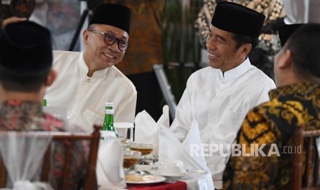 Presiden Joko Widodo (kanan) berbincang dengan Ketua MPR Zulkifli Hasan ketika menghadiri buka puasa bersama pimpinan lembaga tinggi negara di Rumah Dinas Ketua MRR Kawasan Widya Chandra Jakarta, Jumat (10/5/2019). 