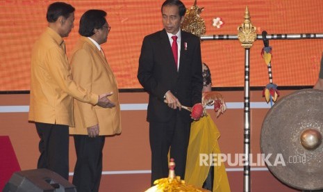 Presiden Joko Widodo (kanan) berbincang dengan Ketua Umum Partai Hanura, Oesman Sapta (kedua kiri) dan Ketua Dewan Pembina Partai Hanura, Wiranto (kiri) saat Pembukaan Rapat Pimpinan Nasional (Rapimnas) ke-1 Partai Hanura di Kuta, Bali, Jumat (4/8). 