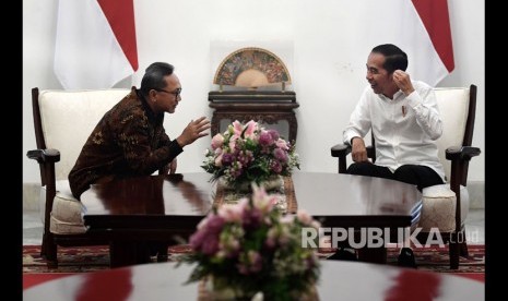 Presiden Joko Widodo (kanan) berbincang dengan Ketua Umum Partai Amanat Nasional (PAN) sekaligus Wakil Ketua MPR Zulkifli Hasan. Muncul kabar PAN akan segera bergabung dalam koalisi partai pendukung Presiden Joko Widodo.