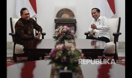 Presiden Joko Widodo (kanan) berbincang dengan Ketua Umum Partai Amanat Nasional (PAN) sekaligus Wakil Ketua MPR Zulkifli Hasan, pada pertemuan tertutup di Ruang Jepara, Istana Merdeka, Jakarta, Senin (14/10/2019). 