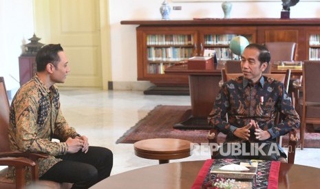 [Ilustrasi] Presiden Joko Widodo (kanan) berbincang dengan Komandan Satuan Tugas Bersama (Kogasma) Partai Demokrat Agus Harimurti Yudhoyono (AHY) di Istana Bogor, Rabu (22/5/2019). 