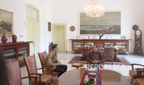 Presiden Joko Widodo (kanan) berbincang dengan Komandan Satuan Tugas Bersama (Kogasma) Partai Demokrat Agus Harimurti Yudhoyono (AHY) di Istana Bogor, Rabu (22/5/2019).