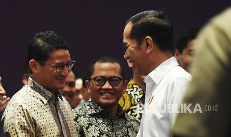 Presiden Joko Widodo (kanan) berbincang dengan mantan Ketua Umum HIPMI Sandiaga Uno (kiri) sebelum menghadiri acara pelantikan Badan Pengurus Pusat Himpunan Pengusaha Muda Indonesia (BPP HIPMI) periode 2019-2022 di Jakarta, Rabu (15/1/2020).