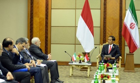 Presiden Joko Widodo (kanan) berbincang dengan Menlu Iran Mohammad Javad Zarif (kedua kanan) bersama delegasi dalam pertemuan bilateral di sela-sela KTT Luar Biasa ke-5 OKI di JCC, Jakarta, Senin (7/3).