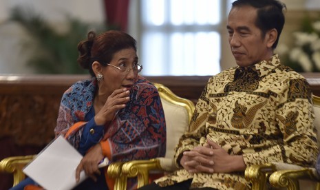 Presiden Joko Widodo (kanan) berbincang dengan Menteri Kelautan dan Perikanan Susi Pudjiastuti di sela-sela pengarahan Rapat Koordinasi Nasional Satuan Tugas Pemberantasan Penangkapan Ikan Secara Ilegal (Satgas 115) di Istana Negara, Jakarta, Rabu (29/6). 