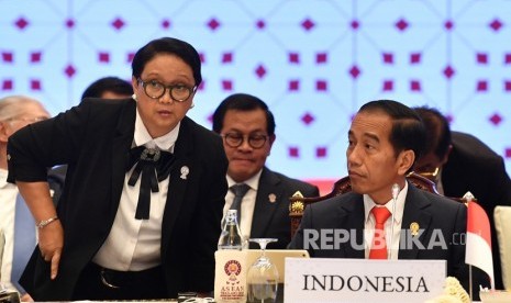 Presiden Joko Widodo (kanan) berbincang dengan Menteri Luar Negeri Retno Marsudi (kiri) 