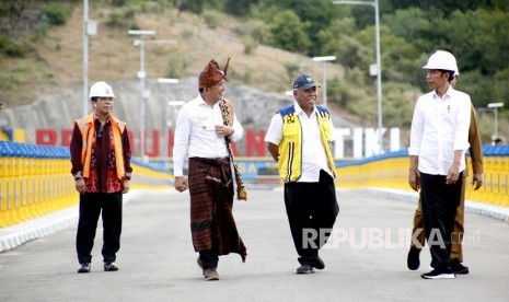 Presiden Joko Widodo (kanan) berbincang dengan Menteri Pekerjaan Umum dan Perumahan Rakyat (PUPR) Basuki Hadimuljono (kedua kanan), Mensesneg Pratikno (kiri) dan Bupati Belu Willy Lay (kedua kiri) menghadiri peresmian Bendungan Rotiklot di Belu, Atambua, NTT, Senin (20/5/2019). 