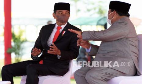 President Joko Widodo (right) talks with Defence Minister Prabowo Subianto