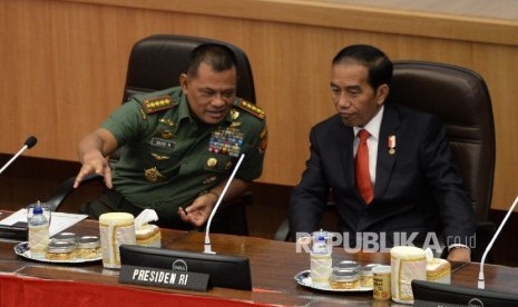 Presiden Joko Widodo (kanan) berbincang dengan Panglima TNI Gatot Nurmantyo sebelum Rapat Pimpinan TNI di Mabes TNI, Cilangkap, Jakarta, Senin (16/1).