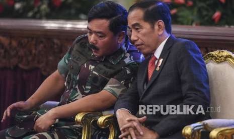 Presiden Joko Widodo berbincang dengan Panglima TNI Marsekal Hadi Tjahjanto di Istana Negara, Jakarta Pusat, Kamis (23/8).