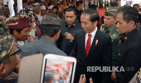 Presiden Joko Widodo (kanan) berbincang dengan para kader partai Hanura di sela Pembukaan Rapat Pimpinan Nasional (Rapimnas) ke-1 Partai Hanura di Kuta, Bali, Jumat (4/8). 