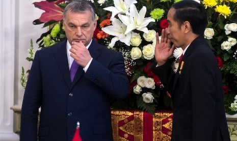 Presiden Joko Widodo (kanan) berbincang dengan Perdana Menteri Hongaria Viktor Orban (kiri) di Istana Merdeka, Jakarta, Senin (1/2). 