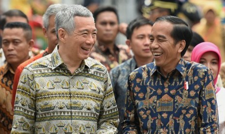 Presiden Joko Widodo (kanan) berbincang dengan Perdana Menteri Singapura Lee Hsien Loong (kiri) pada pertemuan bilateral di Semarang, Jawa Tengah, Senin (14/11). 