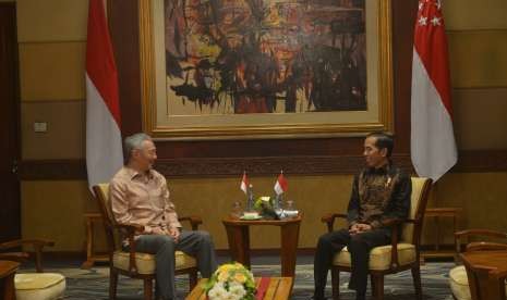 Presiden Joko Widodo (kanan) berbincang dengan Perdana Menteri Singapura Lee Hsien Loong (kiri) saat mengadakan pertemuan bilateral di sela Pertemuan Tahunan IMF - World Bank Group 2018 di Nusa Dua, Bali, Kamis (11/10).