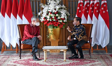 Presiden Joko Widodo (kanan) berbincang dengan Perdana Menteri Singapura Lee Hsien Loong di The Sanchaya Resort Bintan, Kabupaten Bintan, Kepulauan Riau, Selasa (25/1/2022).