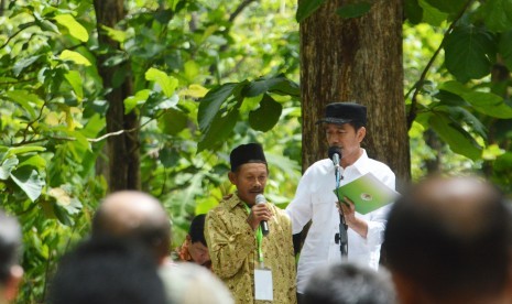 Presiden Joko Widodo (kanan) berbincang dengan petani saat melakukan kunjungan kerja (kunker) di kawasan hutan Desa Dungus, Kabupaten Madiun, Jawa Timur, Senin (6/11). 