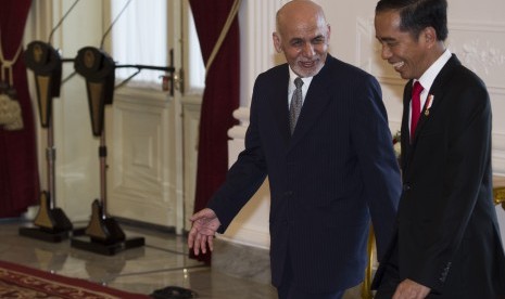 Presiden Joko Widodo (kanan) berbincang dengan Presiden Afganistan Mohammad Ashraf Ghani saat kunjungan kerjanya di Istana Merdeka, Jakarta, Rabu (5/4). 