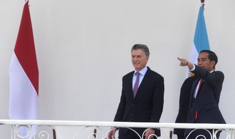 Presiden Joko Widodo (kanan) berbincang dengan Presiden Argentina Mauricio Macri (kiri) di Istana Bogor, Rabu (26/6/2019).