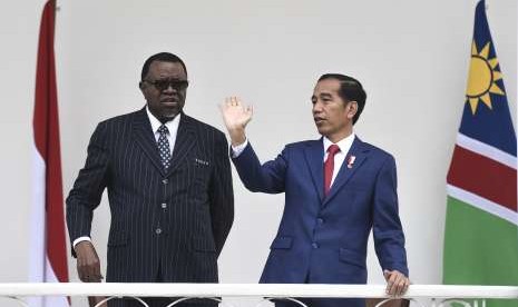 President Joko Widodo (right) welcomes Namibian Hage Gottfried Geingob at Bogor Palace, West Java, Thursday (August 30). 