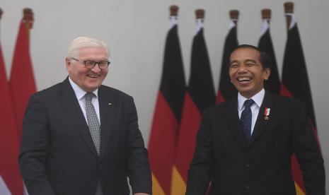 Presiden Joko Widodo (kanan) berbincang dengan Presiden Republik Federal Jerman Frank-Walter Steinmeier (kiri) di Istana Bogor, Jawa Barat, Kamis (16/6/2022). Kunjungan kenegaraan Presiden Republik Federal Jerman tersebut berlangsung dalam rangka peringatan 70 tahun hubungan diplomatik Indonesia Jerman yang terbentuk sejak 1952.