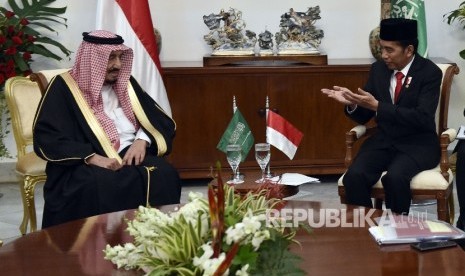 Presiden Joko Widodo (kanan) berbincang dengan Raja Salman bin Abdulaziz Al-Saud dari Arab Saudi dalam pertemuan empat mata di Istana Bogor, Jawa Barat, Rabu (1/3).