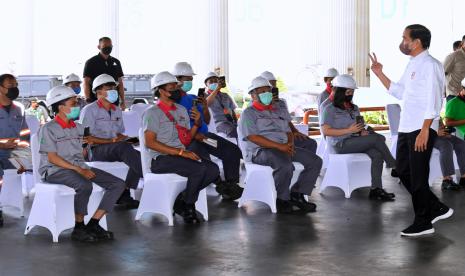 Presiden Joko Widodo (kanan) berbincang dengan sejumlah pekerja saat kegiatan vaksinasi penguat (booster) COVID-19 di Kawasan Industri Smart Marunda, Bekasi, Jawa Barat, Kamis (24/2/2002). Presiden mengimbau kawasan-kawasan industri agar tidak segan meminta tambahan apabila alokasi vaksin COVID-19 untuk dosis penguat telah habis, demi menjamin kelangsungan sektor produksi penunjang ekonomi.