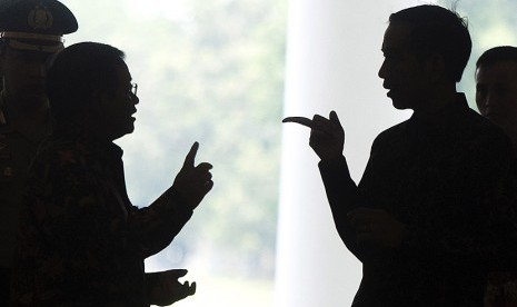 Presiden Joko Widodo (kanan) berbincang dengan Seskab Pramono Anung (kiri) sebelum memimpin sidang kabinet paripurna di Istana Kepresidenan, Bogor, Jawa Barat, Senin (23/11).