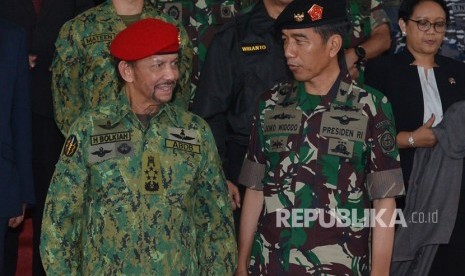 Presiden Joko Widodo (kanan) berbincang dengan Sultan Brunei Darussalam, Hassanal Bolkiah yang berkunjung ke Mabes TNI, Cilangkap, Jakarta, Kamis (3/5).