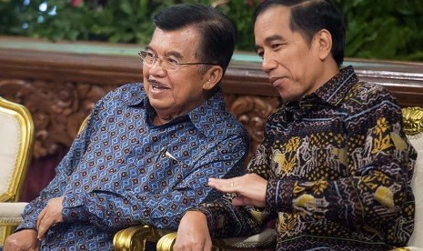 Presiden Joko Widodo (kanan) berbincang dengan Wapres Jusuf Kalla.