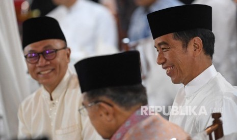 Presiden Joko Widodo (kanan) berbincang dengan Wapres Jusuf Kalla (tengah) dan Ketua MPR Zulkifli Hasan ketika menghadiri buka puasa bersama pimpinan lembaga tinggi negara di Rumah Dinas Ketua MRR Kawasan Widya Chandra Jakarta, Jumat (10/5/2019).