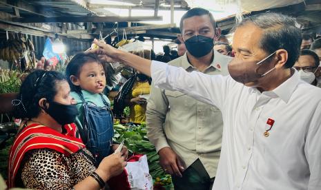 Presiden Joko Widodo (kanan) berbincang dengan warga saat memberikan bantuan pada pedagang dalam kunjungannya ke Pasar Ngrimase Olilit, Tanimbar Selatan, Kabupaten Kepulauan Tanimbar, Maluku, Jumat (2/9/2022). Dalam kunjungannya presiden menyerahkan bantuan sosial kepada para pedagang dan masyarakat penerima manfaat.