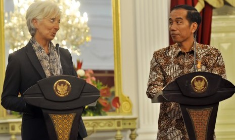  Presiden Joko Widodo (kanan) berdialog dengan Direktur Pelaksana Dana Moneter Internasional (IMF) Christine Lagarde (kiri) usai pertemuan tertutup di Istana Merdeka, Jakarta, Selasa (1/9). 