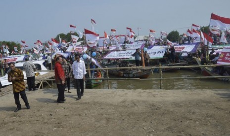 Kampung KB di Cirebon saat diresmikan Presiden Joko Widodo (kanan) bersama Kepala BKKBN Surya Chandra Surapaty (kedua kiri)