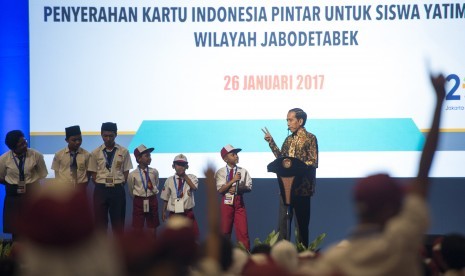 Presiden Joko Widodo (kanan) berdialog dengan pelajar saat pembukaan Rembuk Nasional Pendidikan dan Kebudayaan (Rembuknas) 2017 di JIExpo, Jakarta, Kamis (26/1).