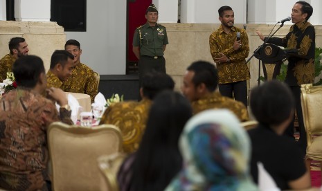 Presiden Joko Widodo (kanan) berdialog dengan Pemain Terbaik dan Pencetak Gol Terbanyak turnamen sepakbola Piala Presiden 2015 dari Persib Bandung Zulham Zamrun (kedua kanan) pada acara Silahturahim dengan peserta Turnamen Sepakbola Piala Presiden Tahun 20