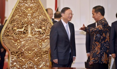 Presiden Joko Widodo (kanan) berdialog dengan Wakil Perdana Menteri Tiongkok Yang Jiechi (kiri) saat kunjungan kerja membahas peningkatan kerja sama bilateral sektor ekonomi, di Istana Merdeka, Jakarta (Ilustrasi) 