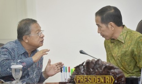  Presiden Joko Widodo (kanan) berdiskusi dengan Menko Perekonomian Darmin Nasution (kiri) 