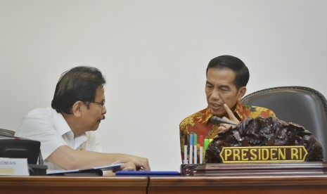 Presiden Joko Widodo (kanan) berdiskusi dengan Menko Perekonomian Sofyan Djalil (kiri) saat rapat terbatas membahas dana sosial di Kantor Kepresidenan, Jakarta, Selasa (7/7). 