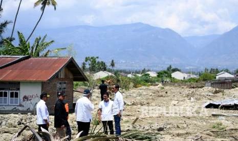 Presiden Joko Widodo (kanan) berdiskusi dengan Menko Polhukam Wiranto (kiri), Kepala BIN Budi Gunawan (kedua kiri) dan Menteri PUPR Basuki Hadimuljono (tengah) ketika mengunjungi lokasi yang rusak akibat gempa di kawasan Petobo, Palu, Sulawesi Tengah, Rabu (3/10). 