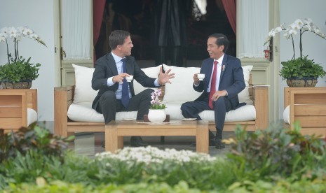 Presiden Joko Widodo (kanan) berdiskusi dengan Perdana Menteri Kerajaan Belanda Mark Rutte saat kunjungan kerja di Istana Merdeka, Jakarta, Rabu (23/11).