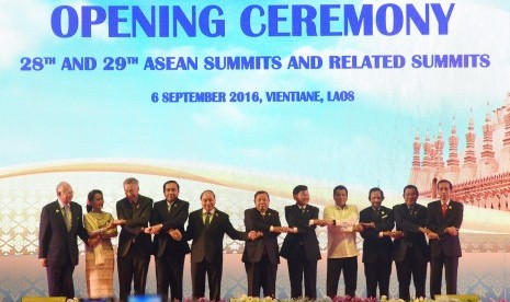 Presiden Joko Widodo (kanan) bergandengan tangan bersama pimpinan negara-negara ASEAN saat pembukaan Asean Summit ke-28 dan 29 serta Related Summit di National Convention Center, Vientiane, Laos, Selasa (6/9). 