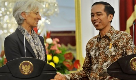 Presiden Joko Widodo (kanan) berjabat tangan dengan Direktur Pelaksana Dana Moneter Internasional (IMF) Christine Lagarde (kiri) usai pertemuan di Istana Merdeka, Jakarta, Selasa (1/9).