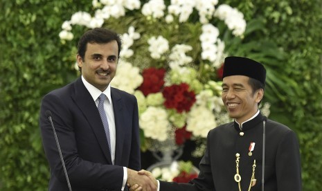 Presiden Joko Widodo (kanan) berjabat tangan dengan Emir Qatar Sheikh Tamim bin Hamad Al Thani (kiri) saat kunjungan kenegaraan di Istana Bogor, Jawa Barat, Rabu (18/10). 