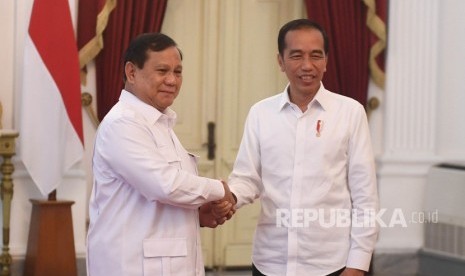 Presiden Joko Widodo (kanan) berjabat tangan dengan Ketua Umum Partai Gerindra Prabowo Subianto (kiri) usai melakukan pertemuan di Istana Merdeka, Jakarta, Jumat (11/10/2019). 