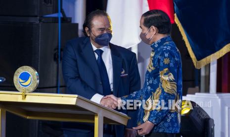 Presiden Joko Widodo (kanan) berjabat tangan dengan Ketua Umum Partai Nasdem Surya Paloh (kiri) dalam peresmian gedung Nasdem Tower di Menteng, Jakarta, Selasa (22/2/2022). Selain sebagai kantor pusat Partai Nasdem, gedung setinggi 23 lantai dengan luas 30.000 meter persegi tersebut difasilitasi dengan ballroom, ruang siber dan digitalilasi, serta perpustakaan. 