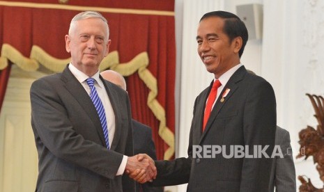 President Joko Widodo (right) shakes hand with US Defense Secretary James Mattis before holding a meeting in Merdeka Palace, Jakarta, on Tuesday (January 23).